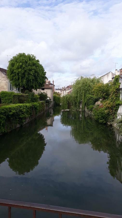 Hotel la maison rose: lieu atypique à Nemours Extérieur photo